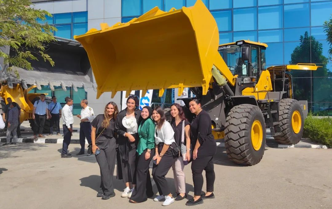 Ancient civilization is busy with construction; temporary workers on the banks of the Nile