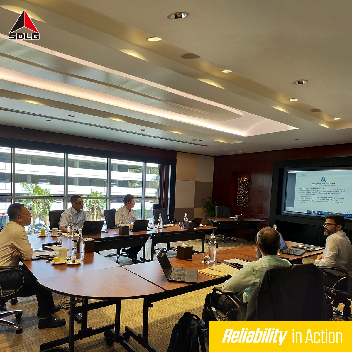 Lingong Group Deputy General Manager and Omani dealer team attended the meeting in Dubai