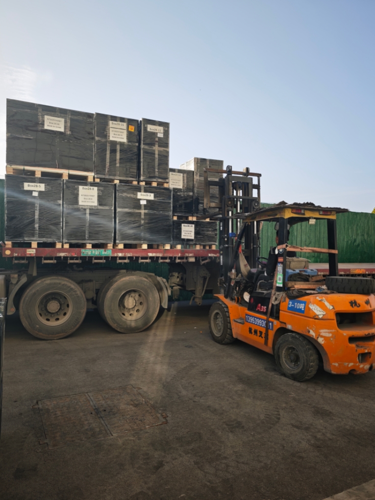 Linyi Weiman delivers 40 high-cube construction machinery parts during the cold winter; teamwork warms the winter.