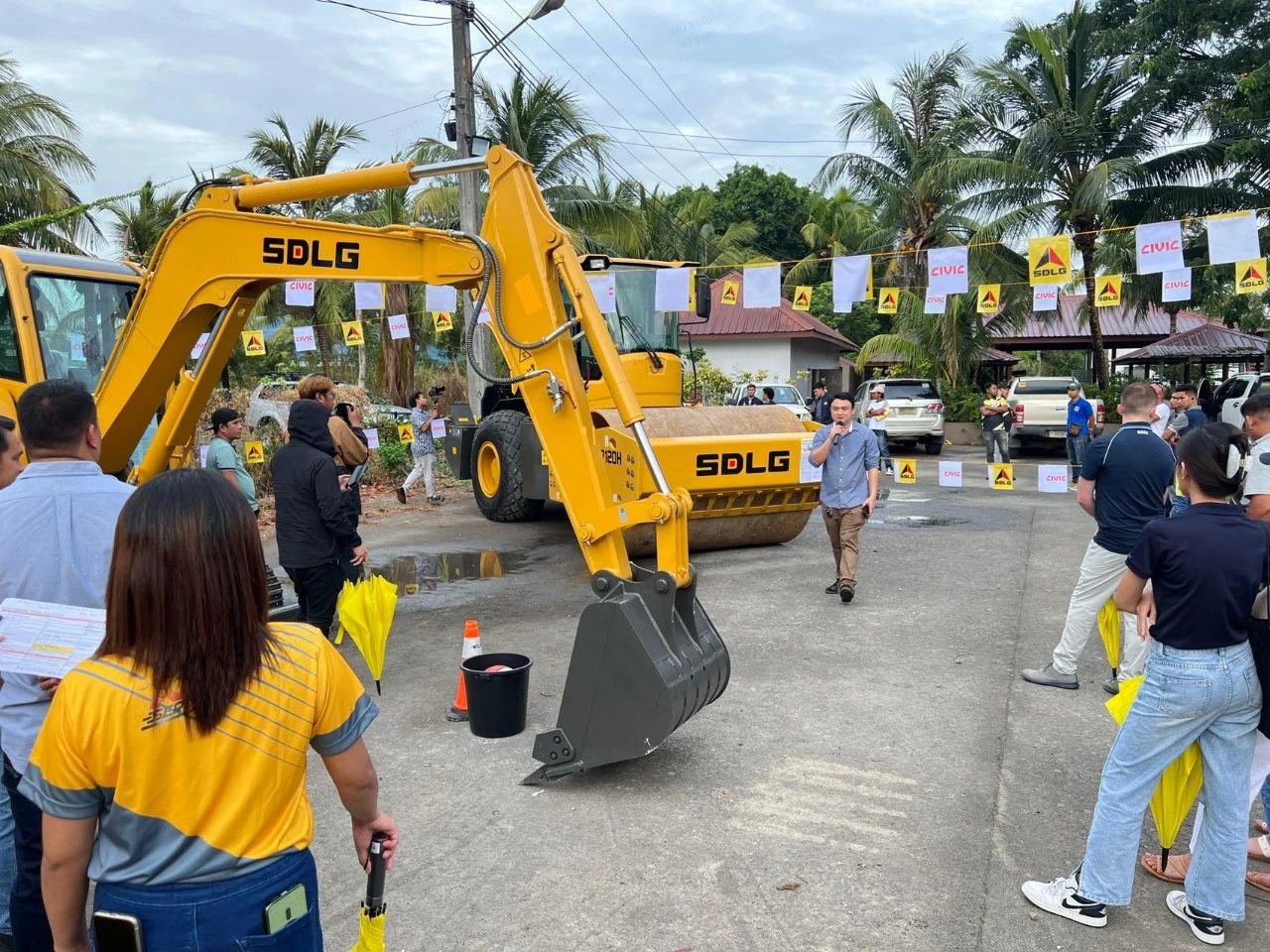 A rush of orders for vehicles in the rain! At the SDLG roadshow site in the Philippines, customers' enthusiasm remains unabated.