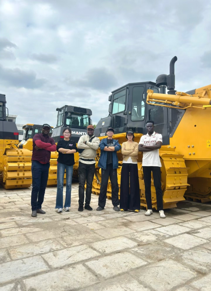 Chinese manufacturing prowess conquers the market! Benin customers visit Shantui factory and sign a contract for three bulldozers on the spot.